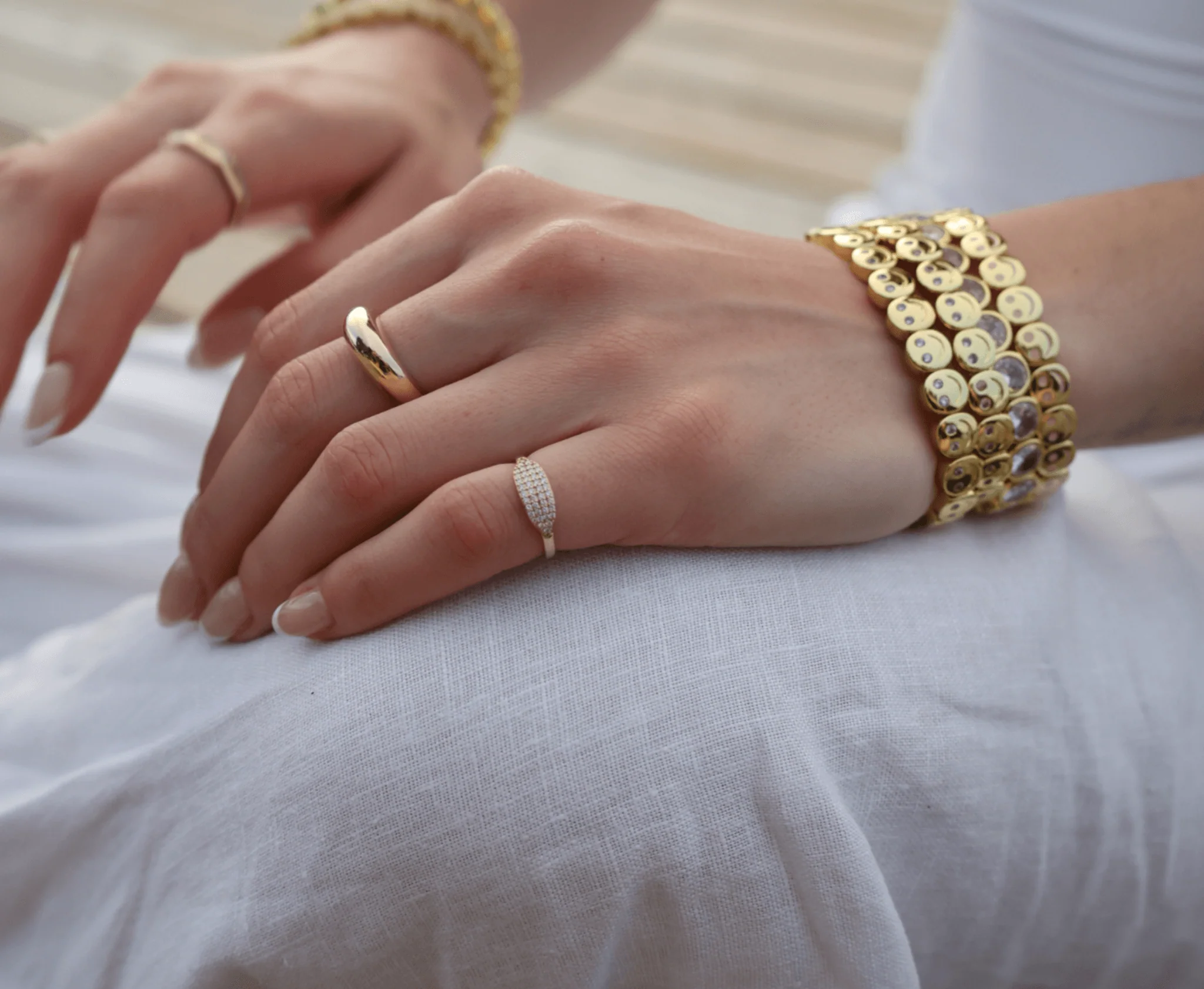 THE PAVÉ SIGNET RING - Image 4