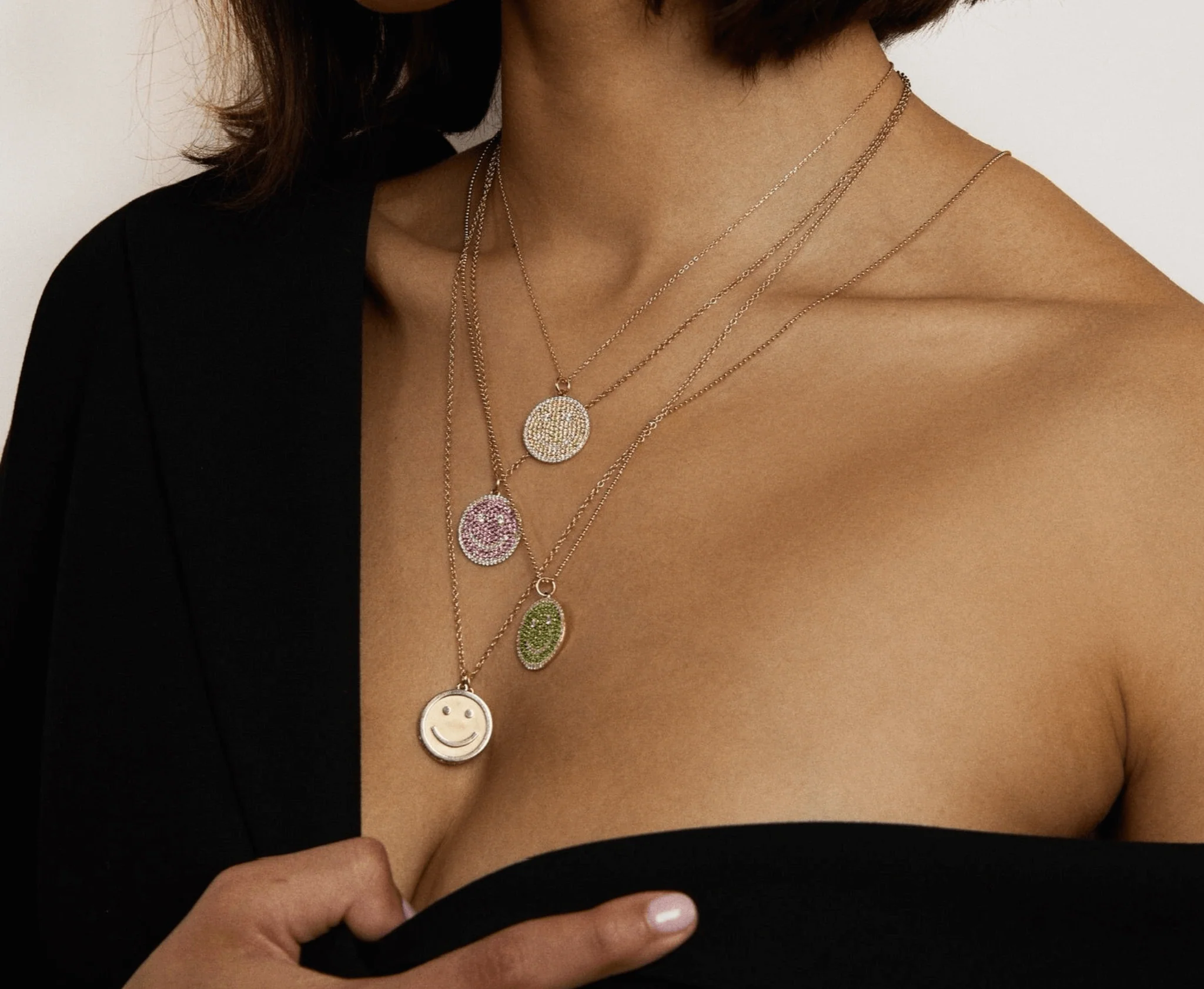 THE PAVÉ HAPPY FACE PENDANT - Image 11